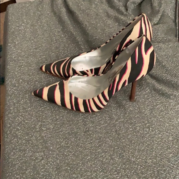 Guess Carrie Pump - Picture 2 of 3